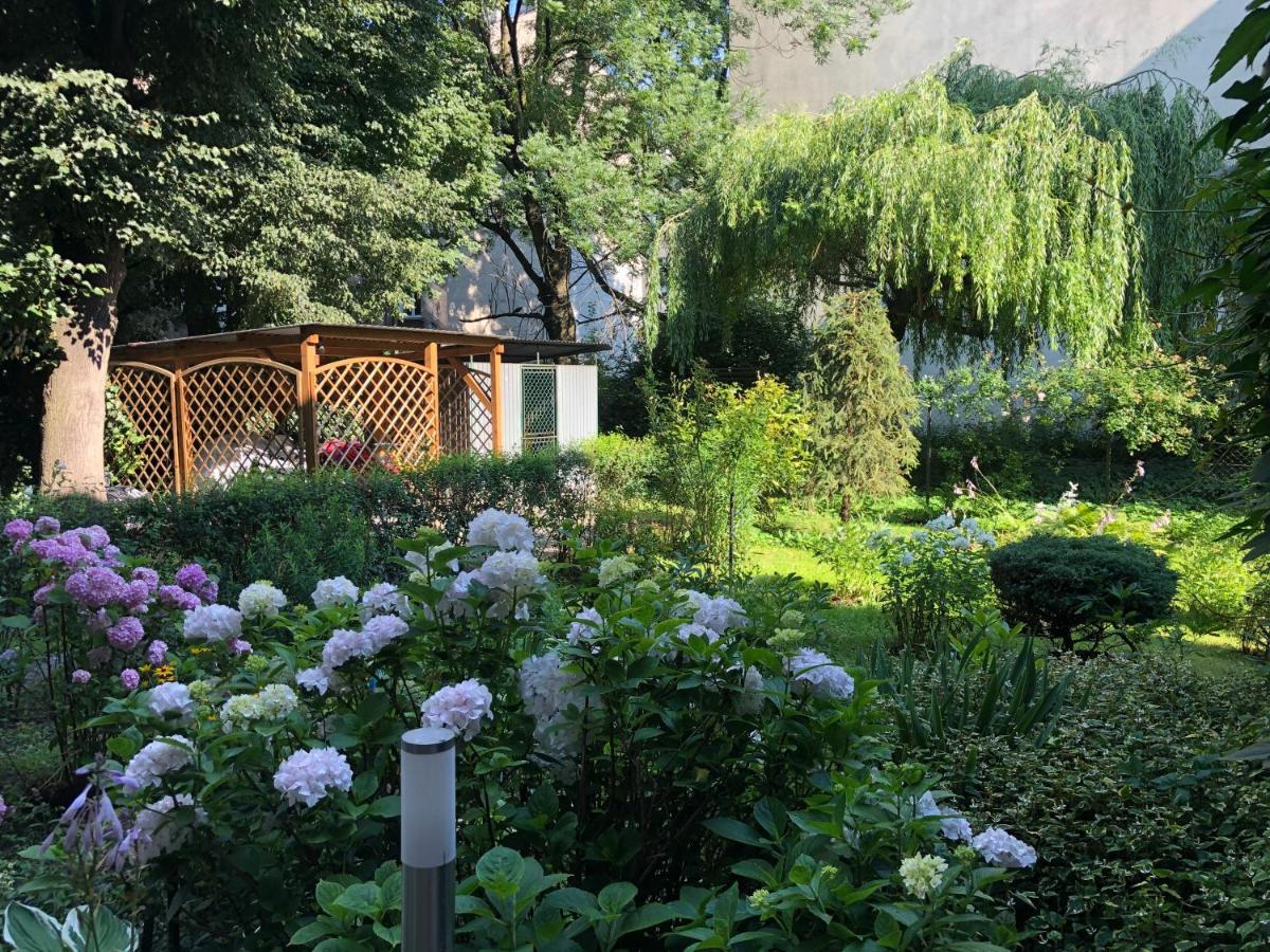 Studio Z Ogrodem Przy Starej Zajezdni Krakau Exterior foto